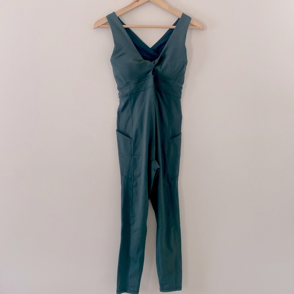 NWT Fabletics Oasis Twist Front Pocket 7/8 Jumpsuit Everpine Green Size M - Picture 2 of 14